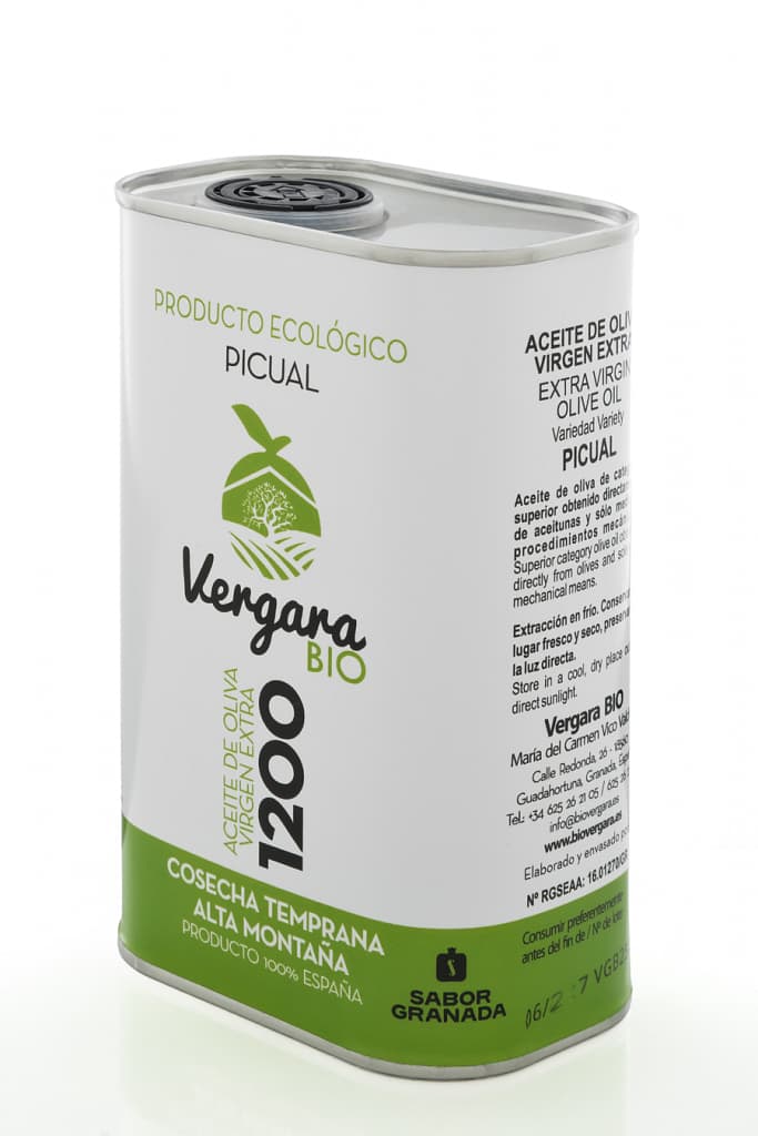 Detalle técnico de lata de aceite de oliva premium Vergara Bio, mostrando definición de tipografía y sellos de calidad como Sabor Granada para catálogo e-commerce.