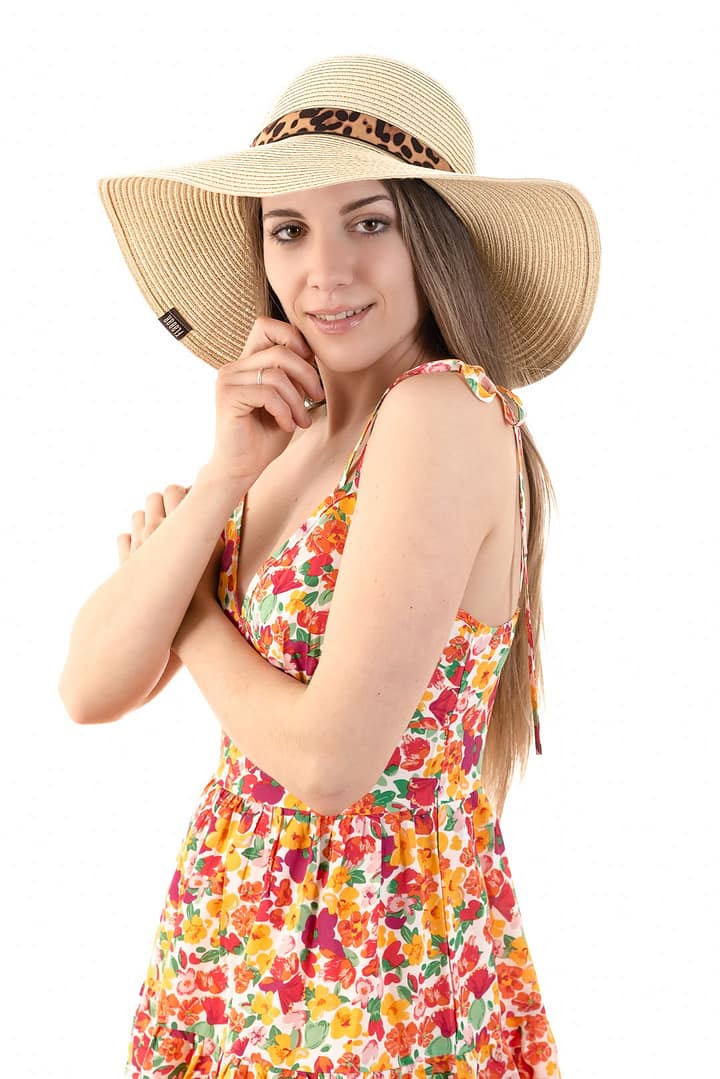 Fotografía de moda con modelo femenino en estudio y fondo blanco en Granada