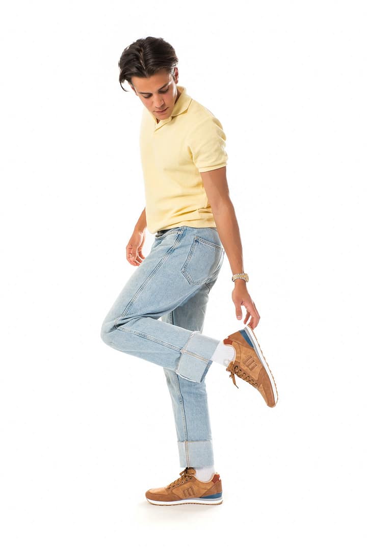 Fotografía de calzado con modelo masculino en estudio y fondo blanco en Granada