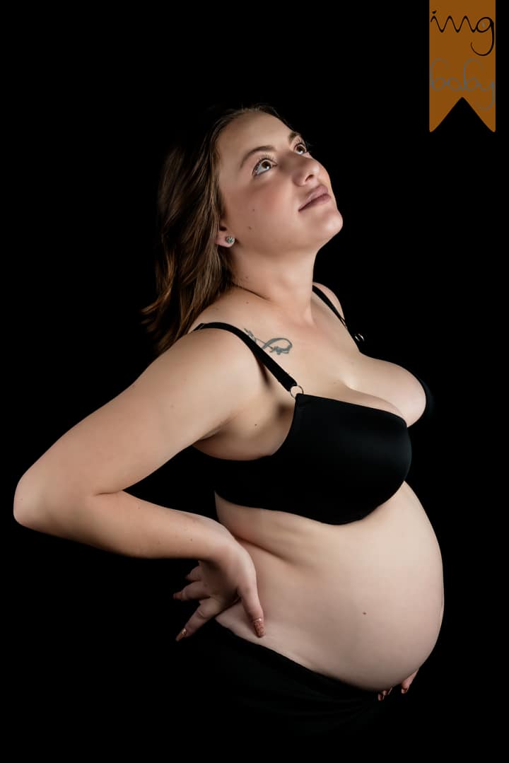 Fotografía de embarazada con fondo negro