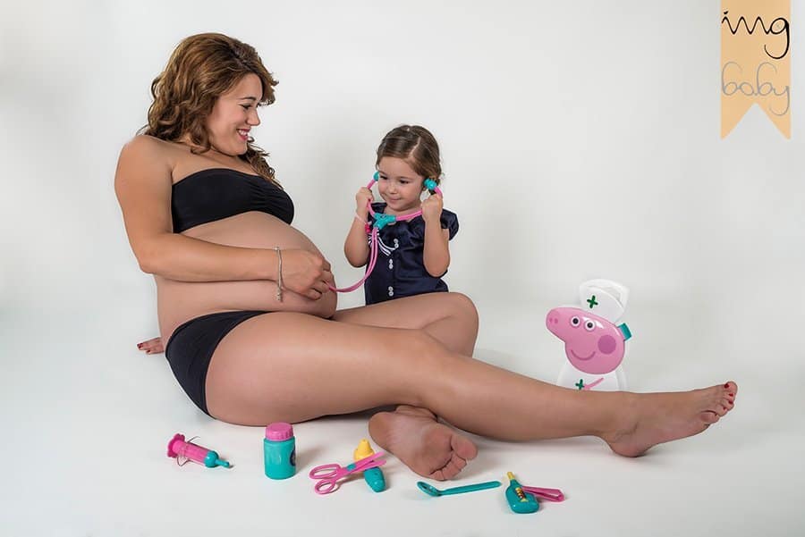 Fotografía de embarazada jugando a los médicos con su hermana en Granada
