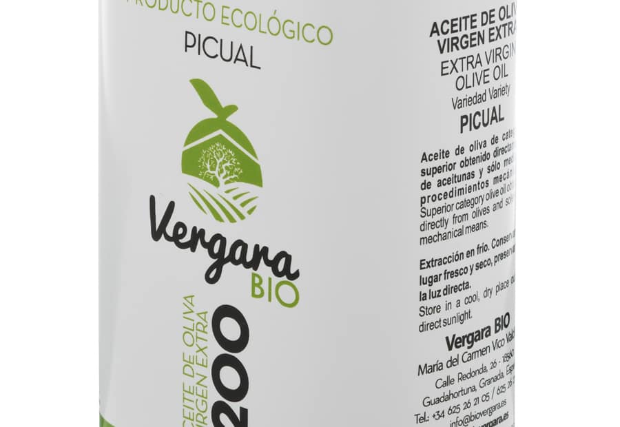 Detalle técnico de lata de aceite de oliva premium Vergara Bio, mostrando definición de tipografía y sellos de calidad como Sabor Granada para catálogo e-commerce.