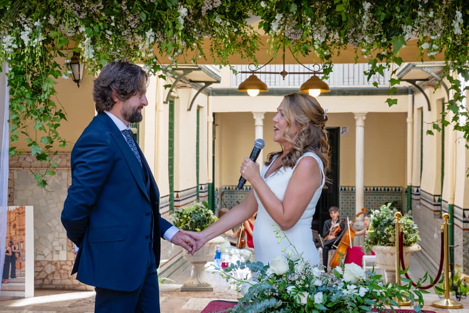 El momento de los votos matrimoniales en el Jardín de Gomérez