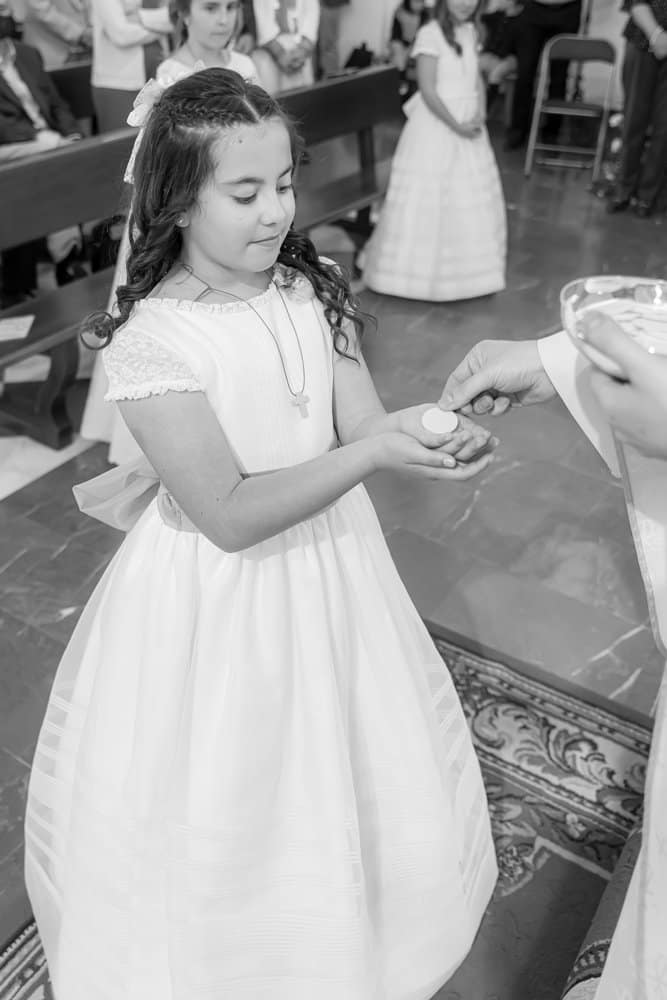 Reportaje en Iglesia, niña comulgando