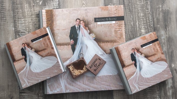 Álbum de boda 35x35cm. con dos miniálbumes y USB de madera