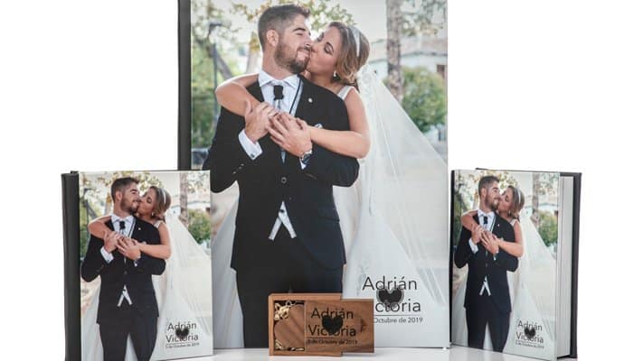 Álbum de boda 30x40cm. fotoportada con dos miniálbumes y USB de madera