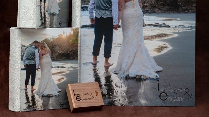 Álbumes de boda cuadrados con USB de madera grabado a laser.