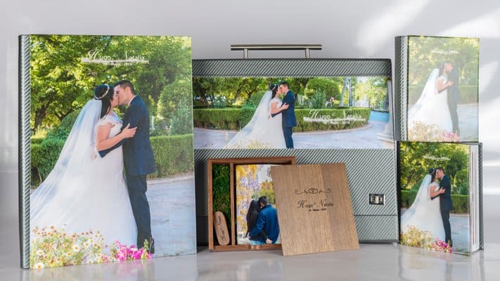 Álbum de boda con maletín, dos miniálbumes y caja de madera para USB.