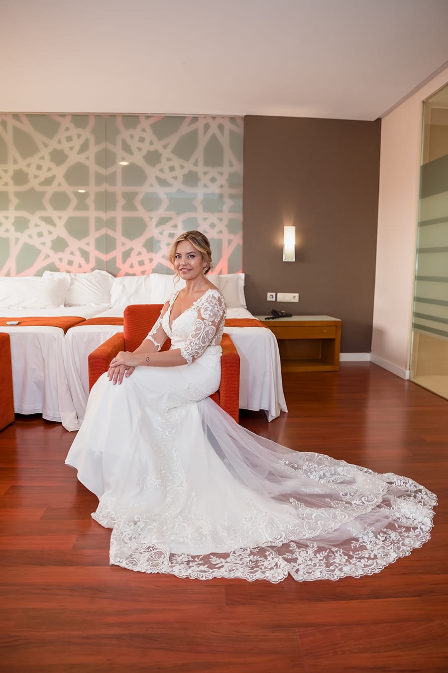 Novia posando en la habitación Hotel Granada Palace Monachil, Reportaje de boda Granada