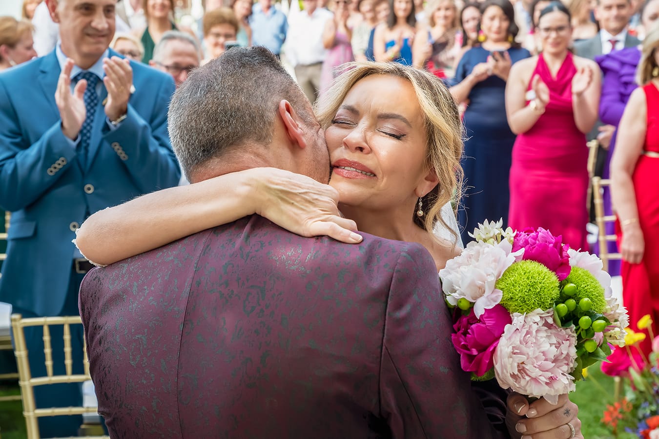 primer abrazo de los novios ceremonia boda Hotel Granada Palace, Fotógrafo Granada bodas.