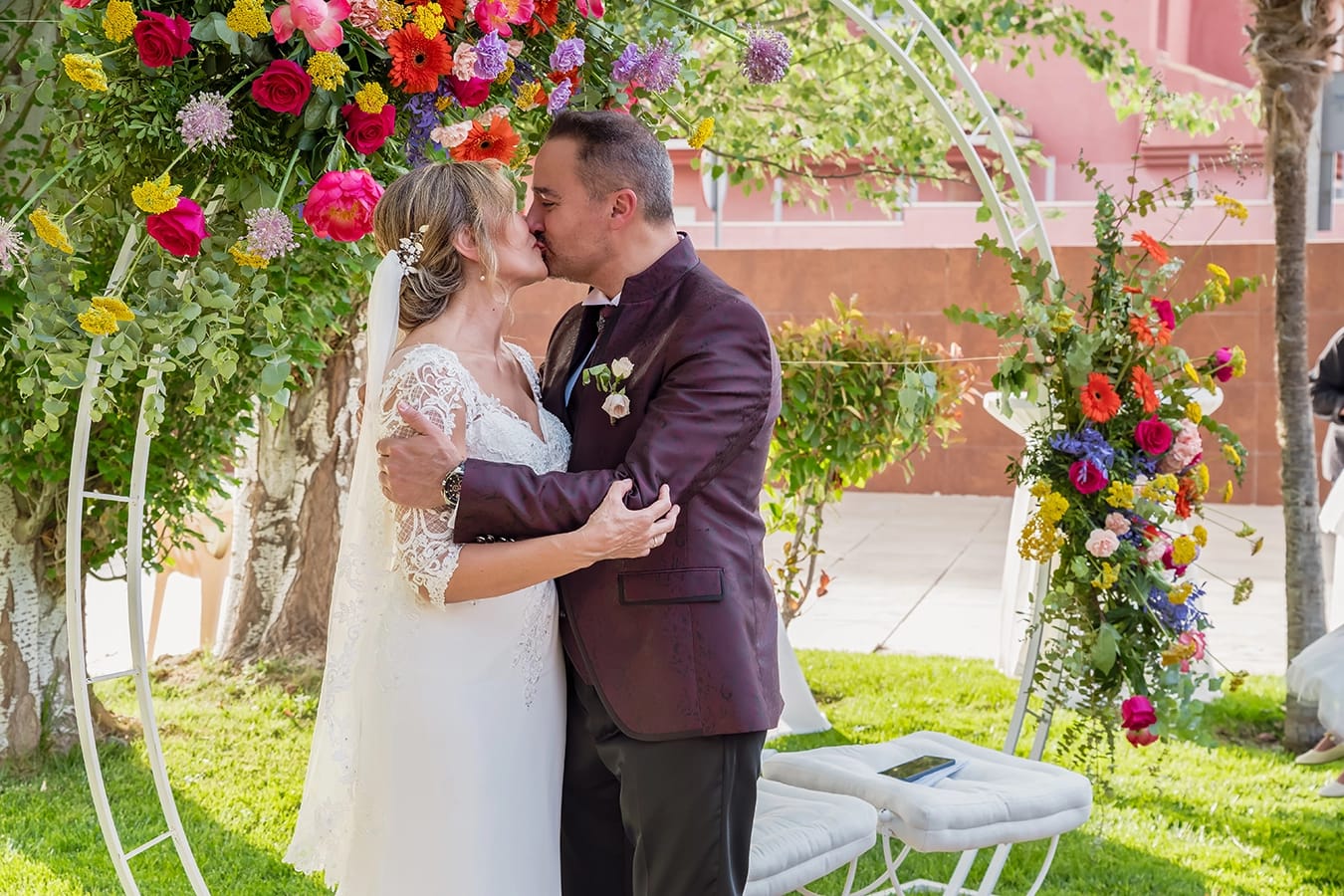 Boda al aire libre Hotel Granada Palace, Beso novios Monachil