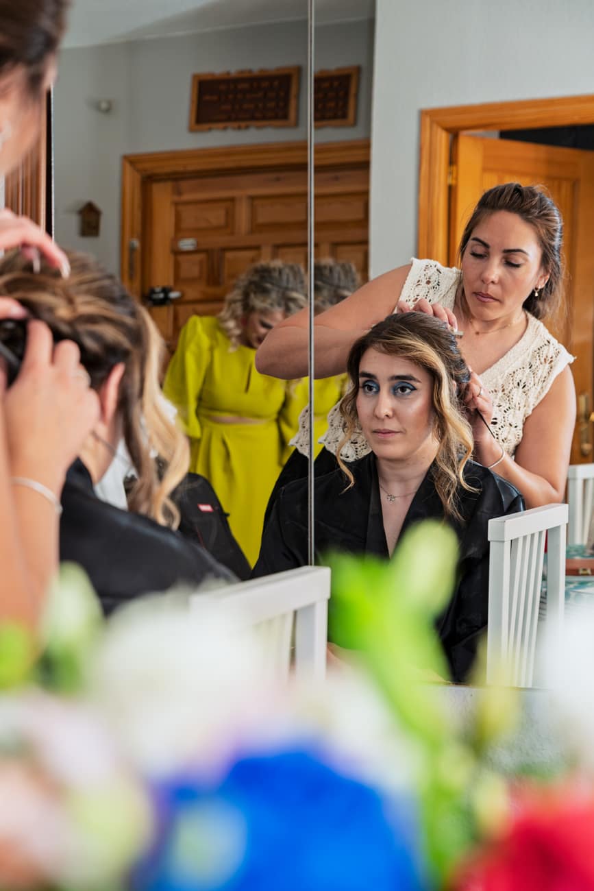 Preparativos de los novios, detalles del traje nupcial en Granada
