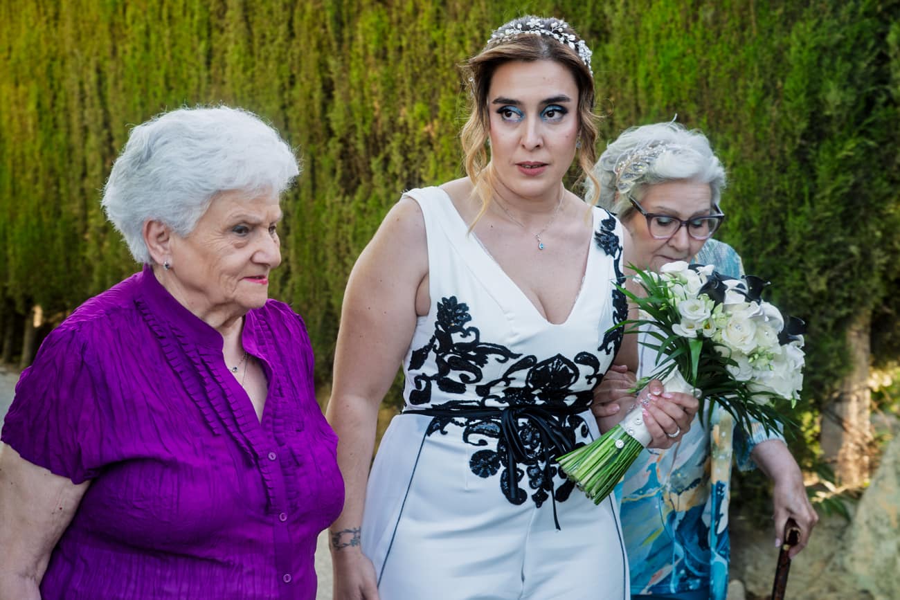 Risas y complicidad de los novios durante el enlace civil