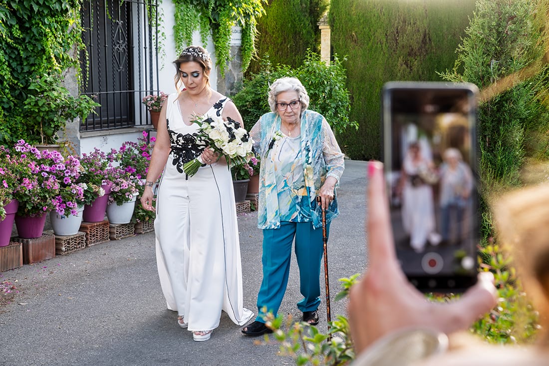 Lágrimas de emoción de los novios en su boda civil igualitaria