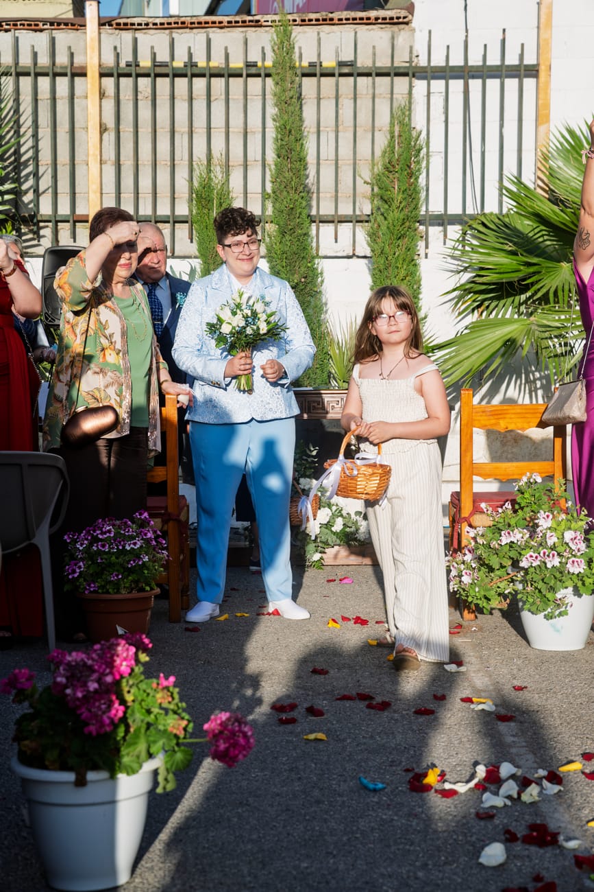 Abrazo de los recién casados tras firmar el acta matrimonial