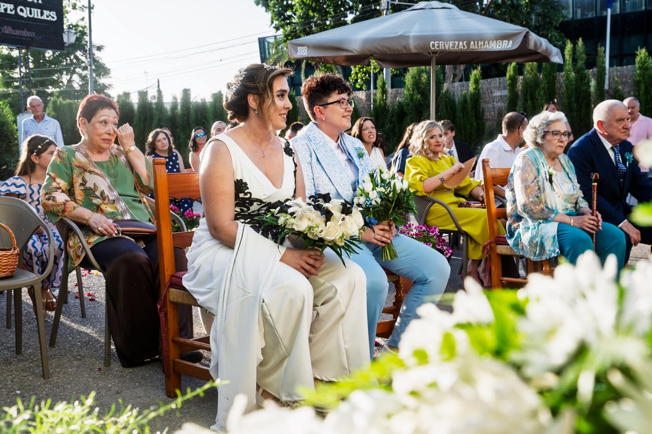 Felicitaciones y abrazos emocionados de los invitados tras la ceremonia civil