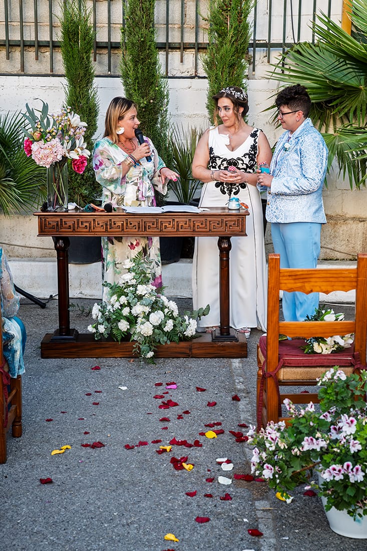 Complicidad de los novios con sus amigos íntimos durante el cóctel