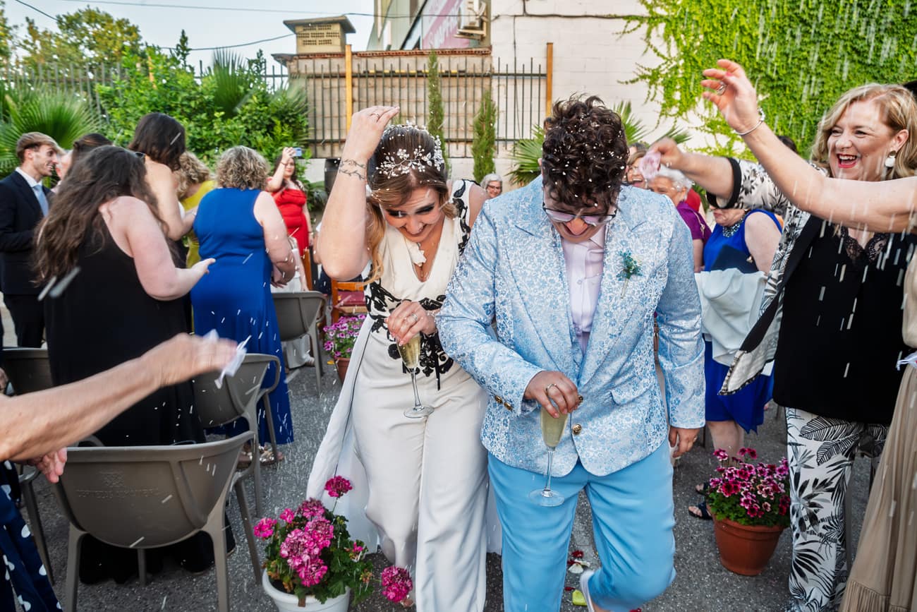 Detalle de las manos de los novios y las alianzas de boda civil