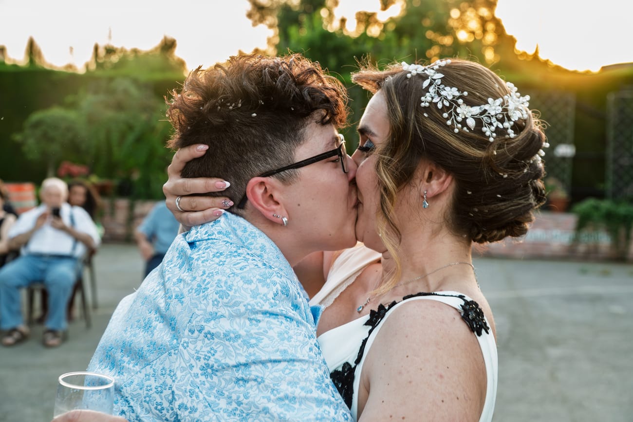 Fotografía artística de novios en los jardines del mesón