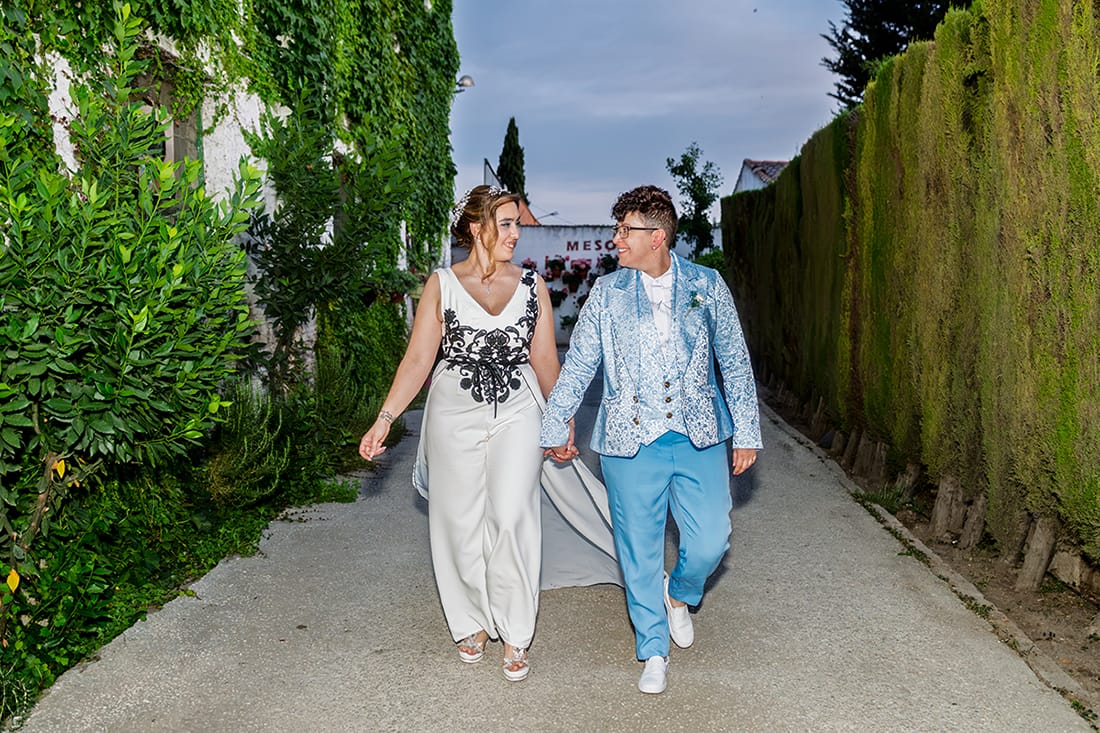 Abrazo íntimo de los recién casados bajo la luz del sol de Granada