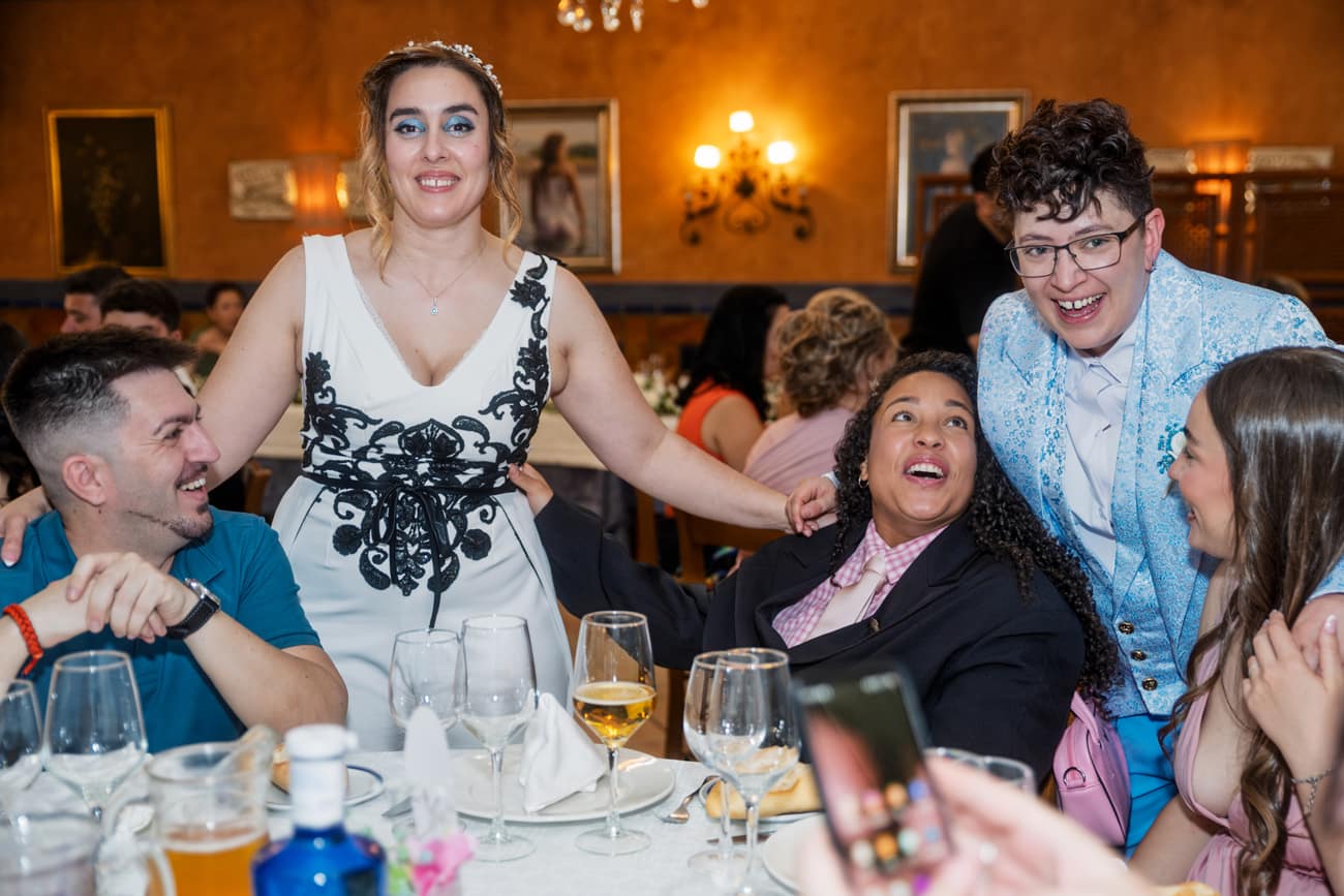 Complicidad y felicidad de la pareja en su reportaje de boda