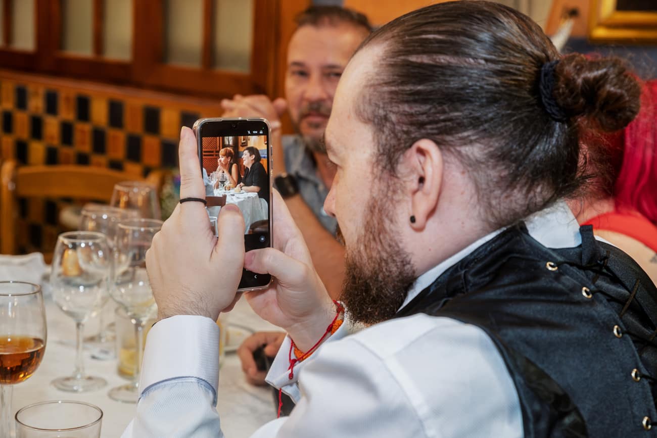 Entrada triunfal de los novios al banquete en Mesón Pepe Quiles