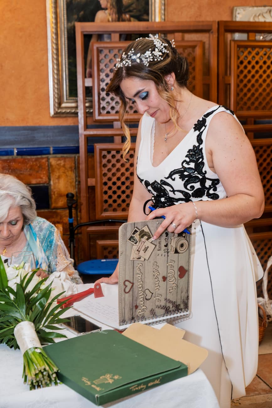 Detalles de las mesas y decoración del banquete nupcial
