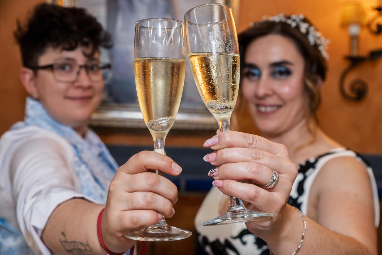 Brindis de los novios con sus invitados en el salón de banquetes