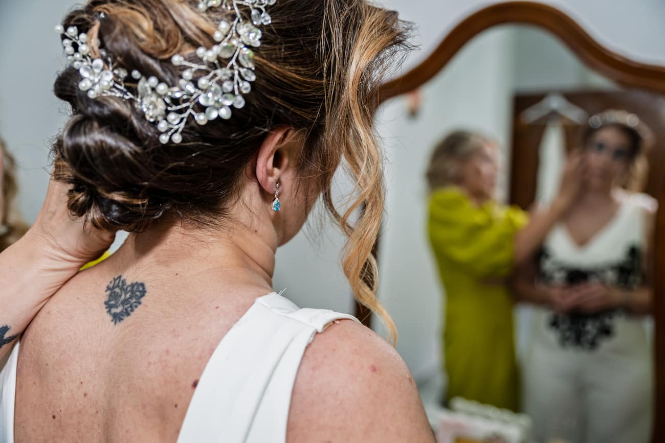 Novio vistiéndose para la boda civil en Granada