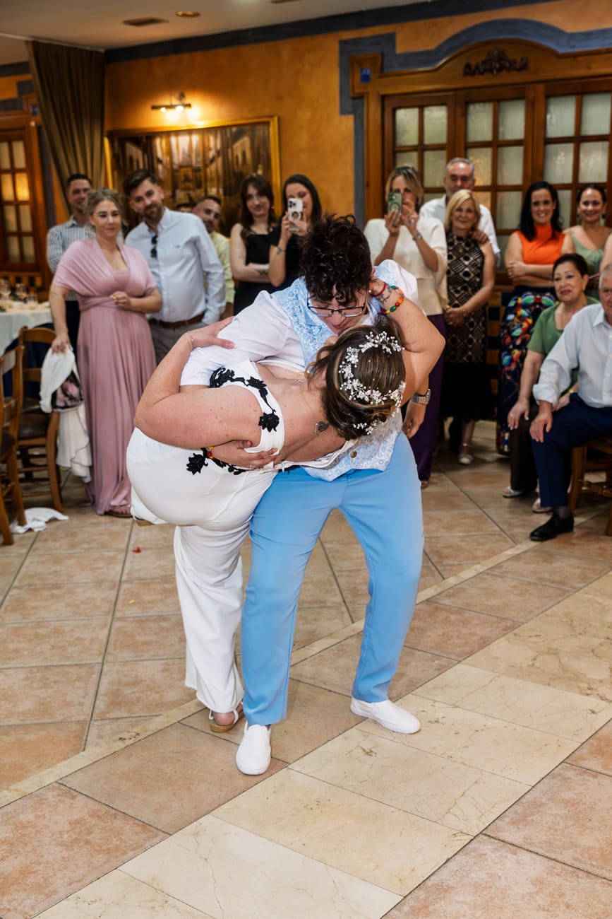Corte del pastel nupcial por los recién casados