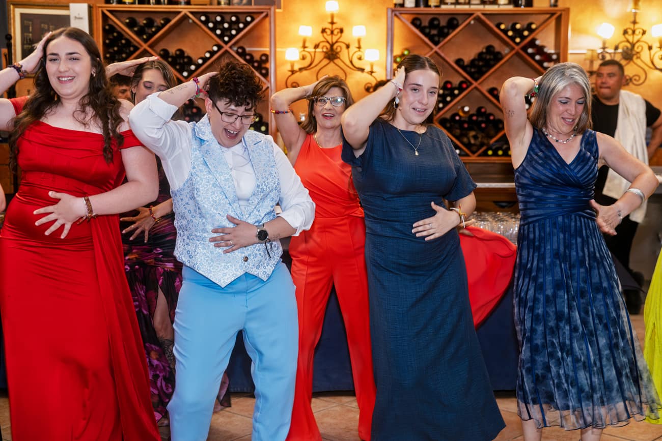 Baile de los novios con sus madres en la fiesta de boda