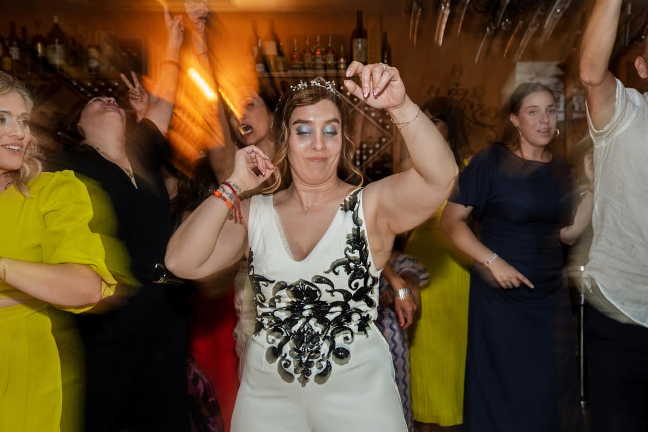 Comienzo de la fiesta de boda y diversión de los invitados