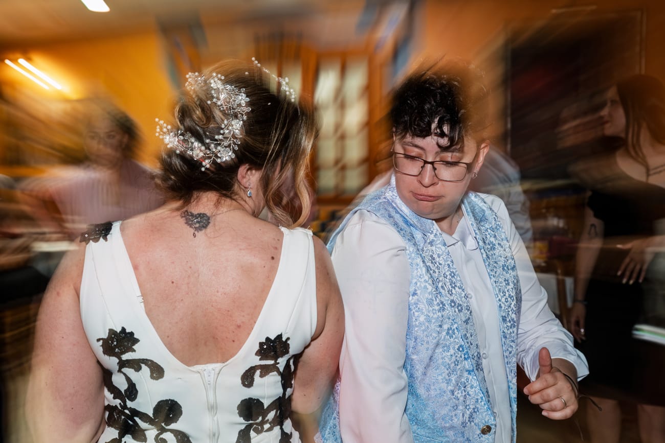 Fotografía de fiesta de boda con iluminación dinámica por IMG Creativos