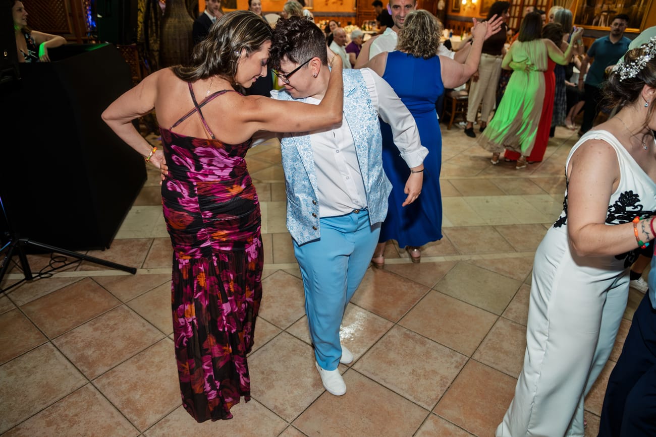 Cierre de fiesta y diversión de los novios en su boda en Granada