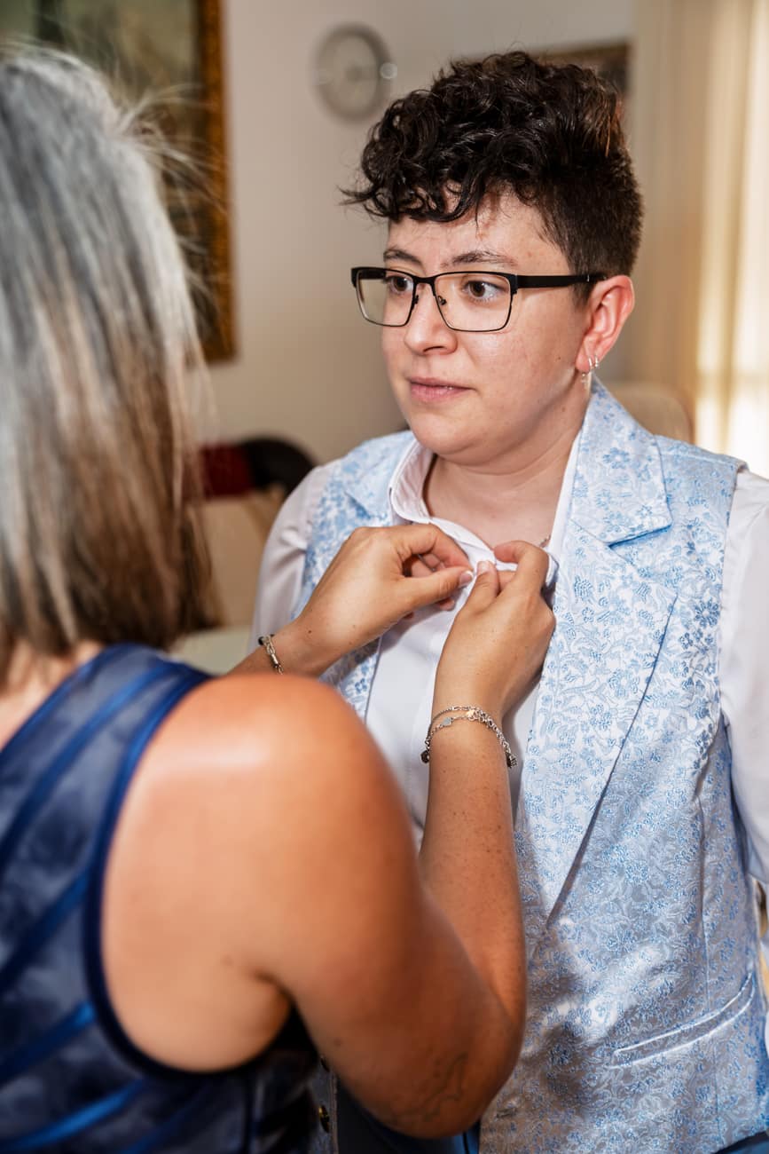 Retrato natural durante los preparativos de boda de IMG Creativos
